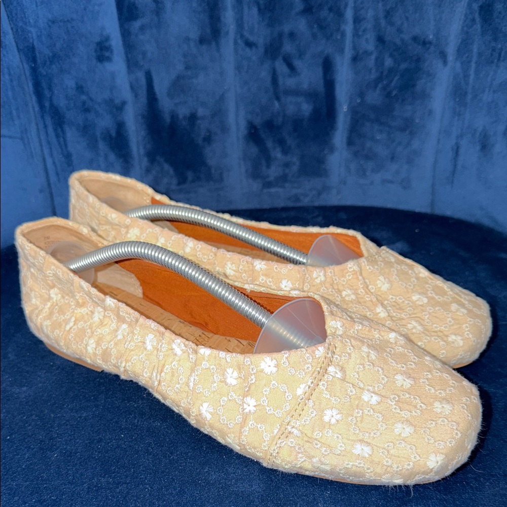 Korks Palmer Floral Embroidered Cream Loafers Size 8